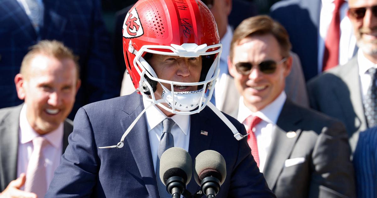 Regarder la vidéo NFL : Joe Biden reçoit les champions du Super Bowl, un casque de football américain sur la tête