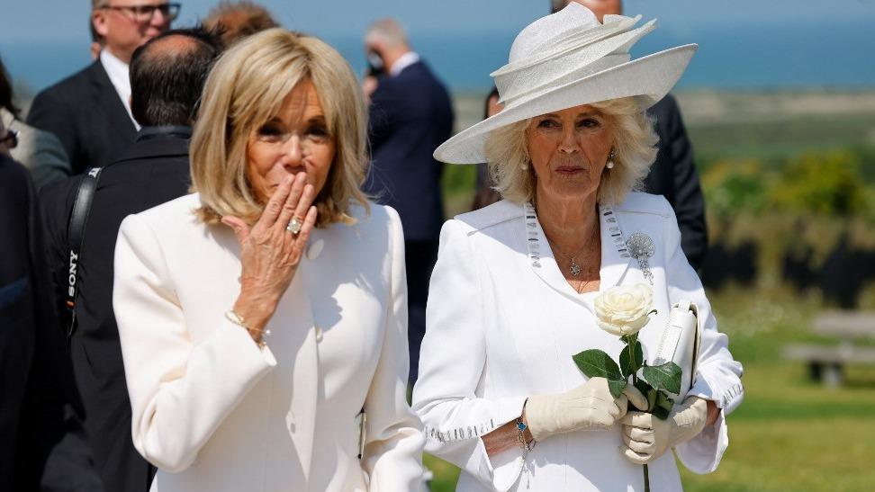 Brigitte Macron et la reine Camilla assistent à la cérémonie commémorative marquant le 80e anniversaire du débarquement allié «D-Day» de la Seconde Guerre mondiale, au Mémorial britannique de Normandie. (Ver-sur-Mer, le 6 juin 2024.)