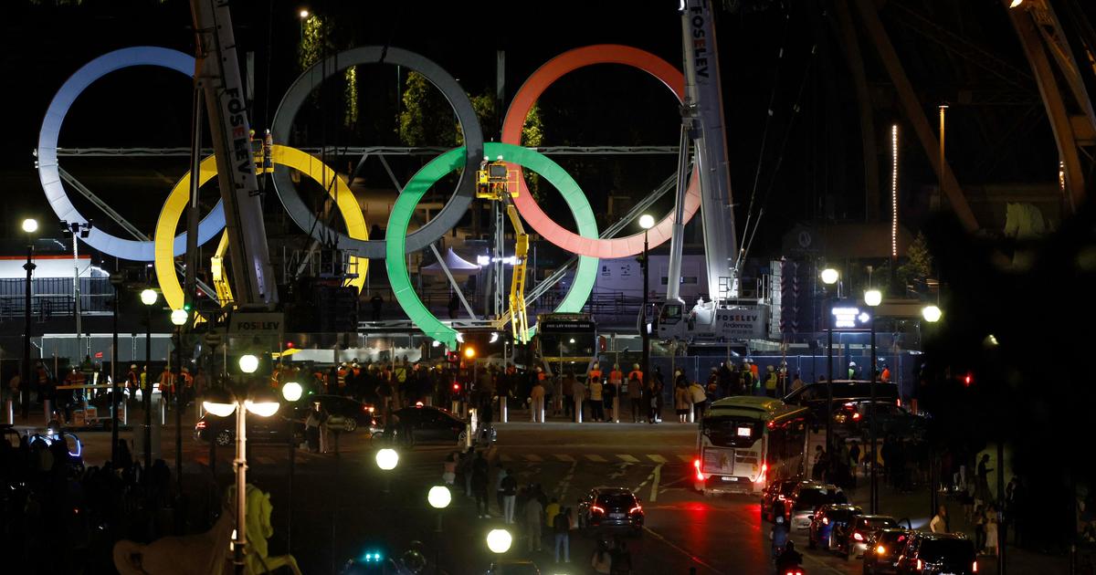 Regarder la vidéo JO Paris 2024 : les anneaux olympiques ont été installés sur la Tour Eiffel