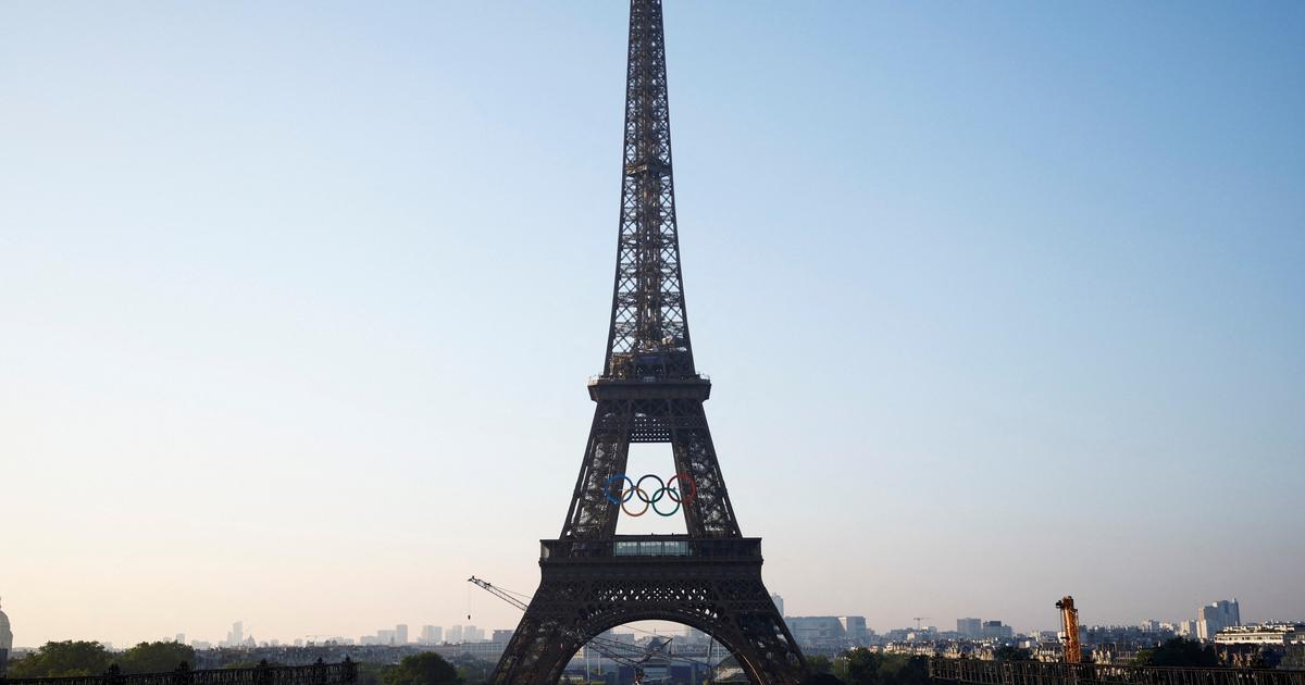 Regarder la vidéo JO Paris 2024 : les anneaux olympiques installés sur la Tour Eiffel