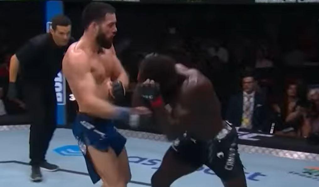 Regarder la vidéo MMA : le Français Nassourdine Imanov domine Jared Cannonier et poursuit son ascension