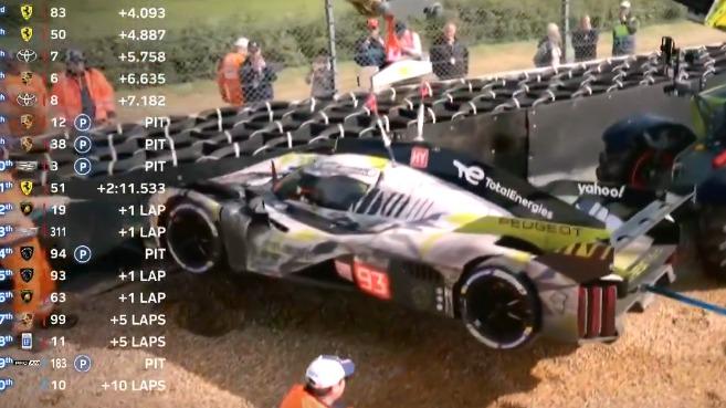 Regarder la vidéo 24 Heures du Mans : une Peugeot dans le décor pendant l’intervention de la voiture de sécurité