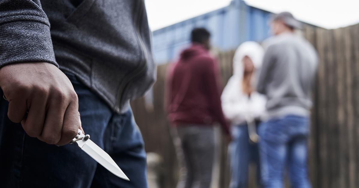 Regarder la vidéo Nantes : un homme poignardé dans le dos, un suspect interpellé avec un couteau