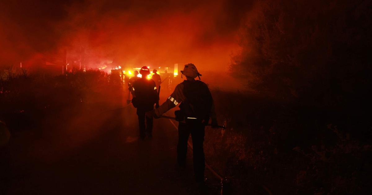 California se enfrenta a los peores incendios forestales del año y teme un verano peligroso