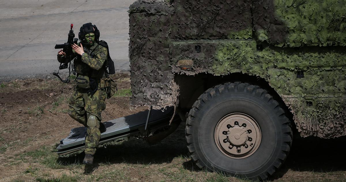 Regarder la vidéo République tchèque : une explosion tue un soldat dans un camp militaire