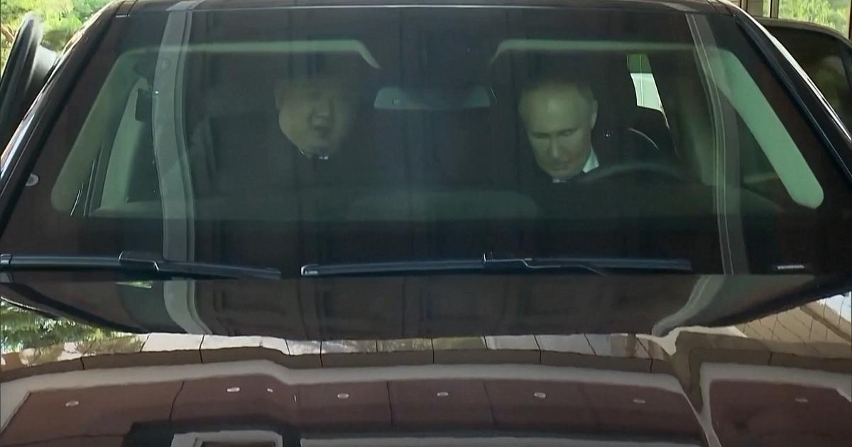 Regarder la vidéo Vladimir Poutine et Kim Jong-un s’offrent une balade en limousine pour mettre en scène leur entente