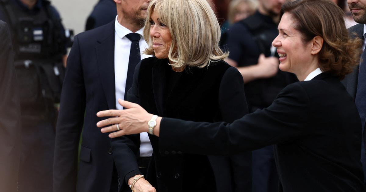 Regarder la vidéo Brigitte Macron huée à son arrivée aux obsèques de Françoise Hardy