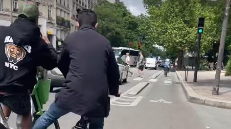 Une star du skateboard américain se fait agresser à vélo par un autre ...