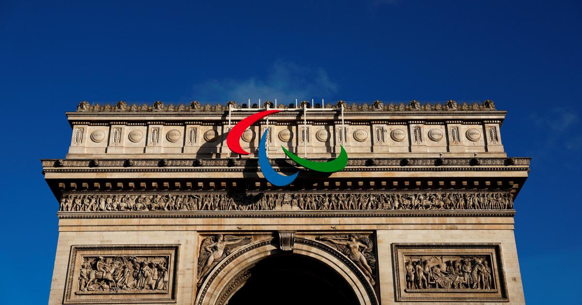 Regarder la vidéo JO Paris 2024 : les «Agitos», logo des Jeux paralympiques, s’établit sur l’Arc de Triomphe