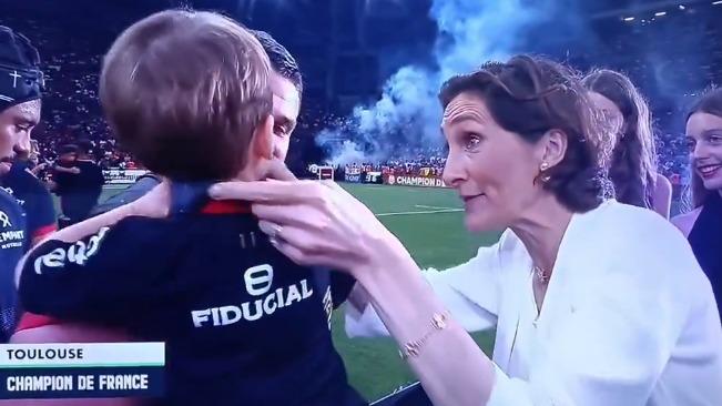 Finale Top 14 : quand le fils de Julien Marchand refuse la médaille d’Amélie Oudéa-Castéra (vidéo)