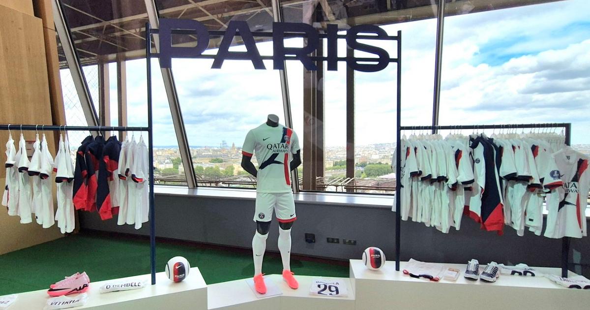 Regarder la vidéo Foot : le PSG ouvre un pop-up store exceptionnel au 1er étage de la Tour Eiffel pour présenter son nouveau maillot