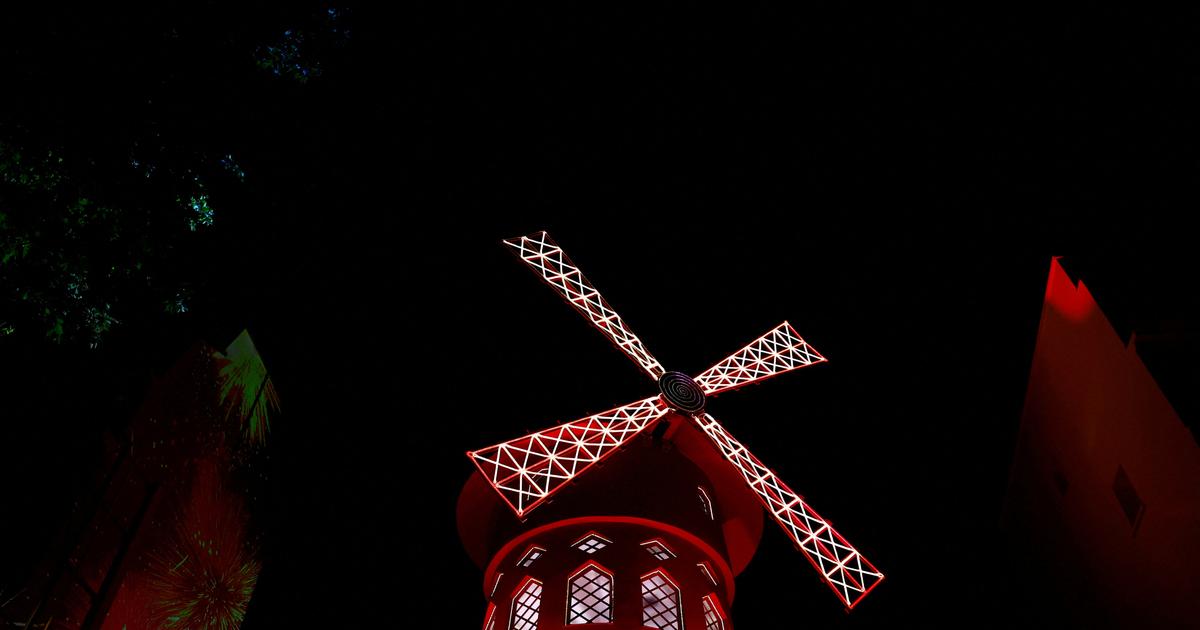 W Paryżu Moulin Rouge świętuje swoje nowe skrzydła francuskim kankanem na ulicy