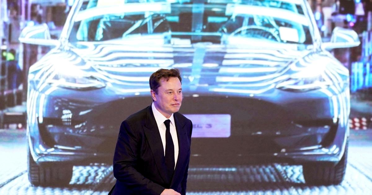 イーロン・マスク、設計変更によるテスラのロボタクシーの遅延を認める
