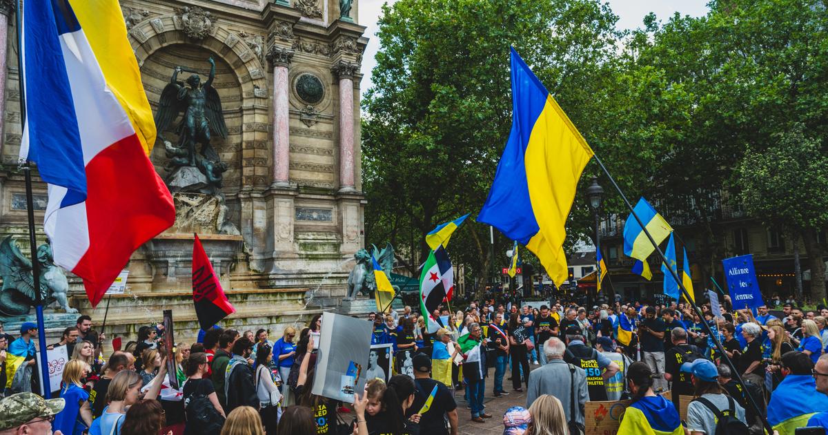 巴黎举行游行，悼念在巴黎战斗中牺牲的乌克兰运动员