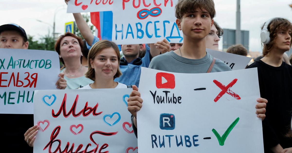 Kundgebung vor der US-Botschaft in Moskau gegen die Sperrung russischer YouTube-Kanäle