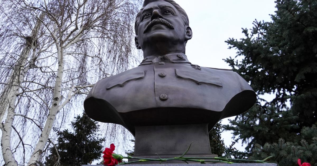 Unknown person decapitates bust of Stalin with sledgehammer near Moscow