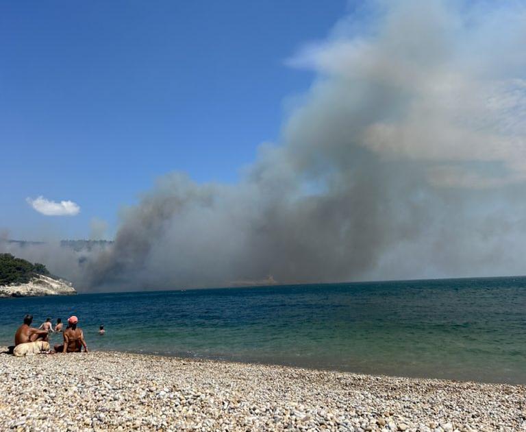 Migliaia di turisti evacuati dopo l’incendio nel sud Italia