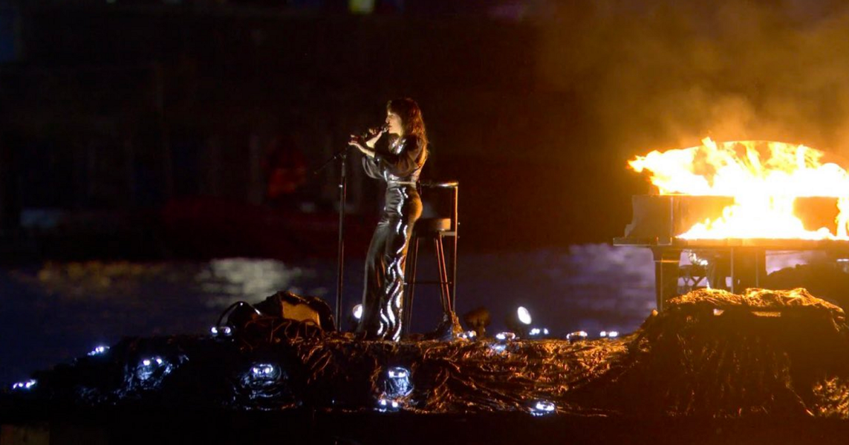 Regarder la vidéo JO Paris 2024 : Juliette Armanet et son piano enflammé sur la Seine