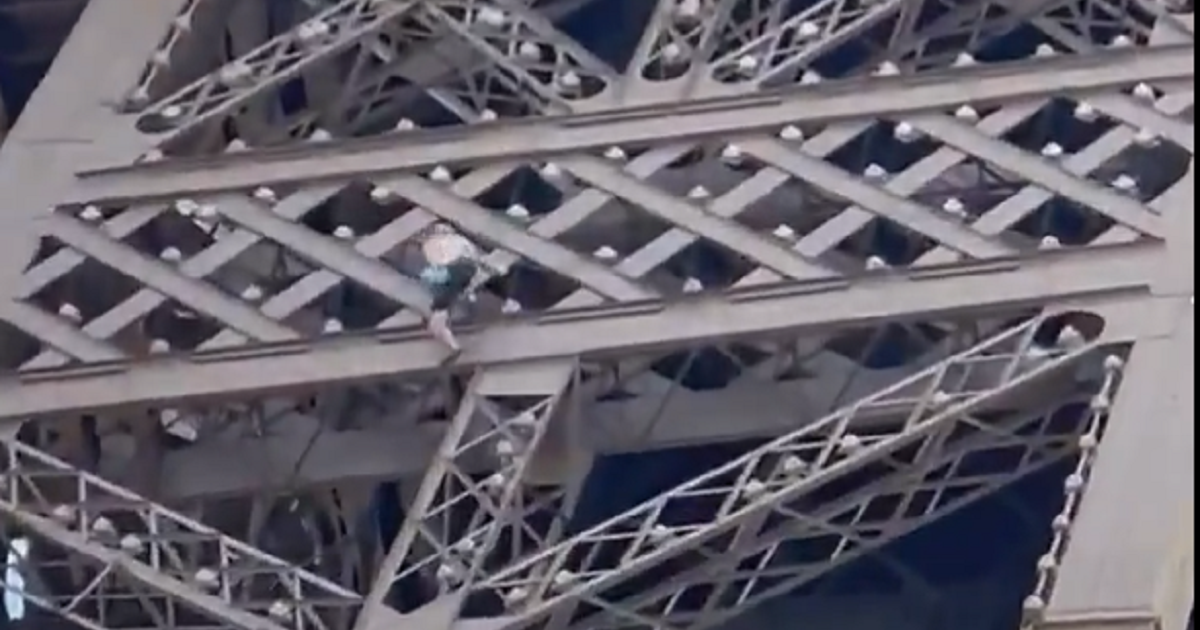 Regarder la vidéo Paris : un homme escalade la tour Eiffel à mains nues