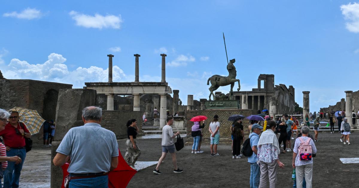 In Pompeii, a tourist vandalizes a wall of the ancient city to “leave a trace of his passage”