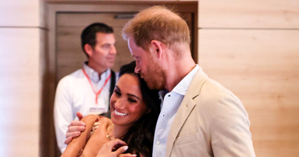 Prins Harry geeft een tedere kus op het voorhoofd van Meghan Markle tijdens hun reis naar Colombia