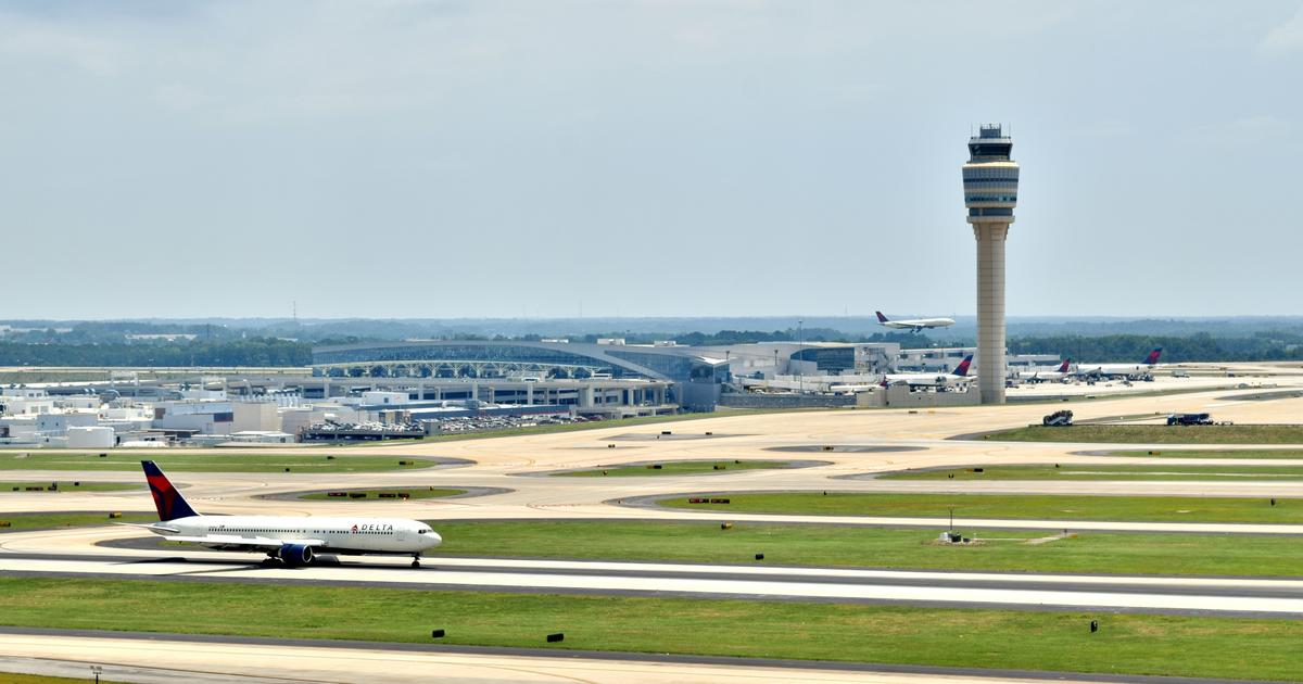 アトランタ空港で2機の飛行機が衝突、1機の尾翼が切断される