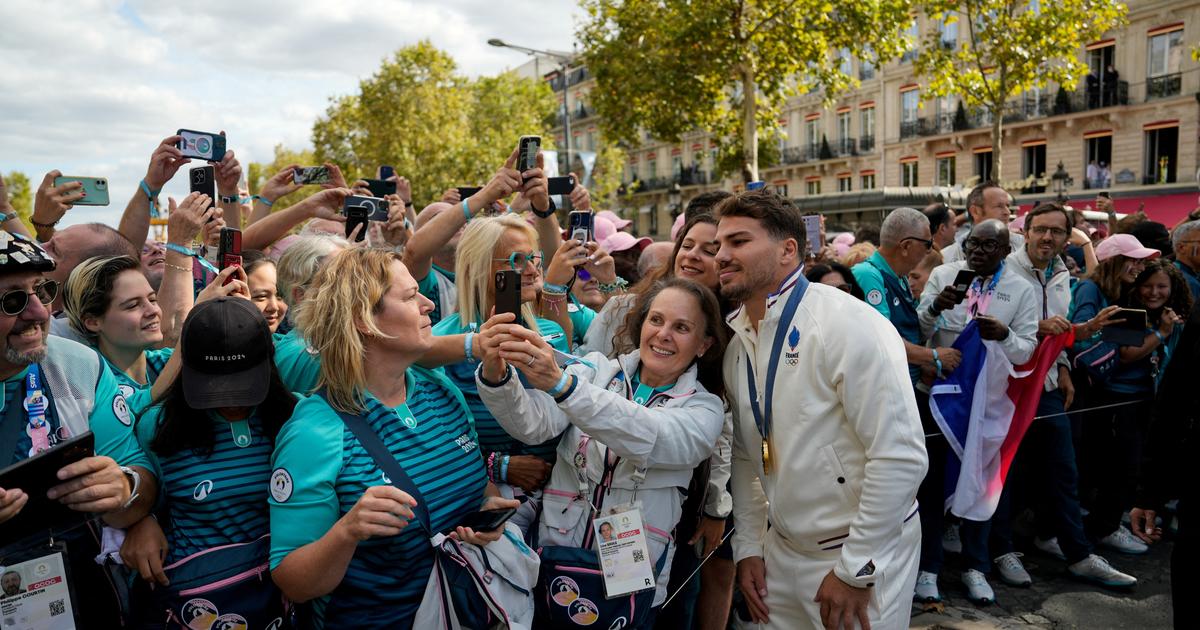 Les images en bleu-blanc-rouge de la parade olympique sur les Champs-Elysées