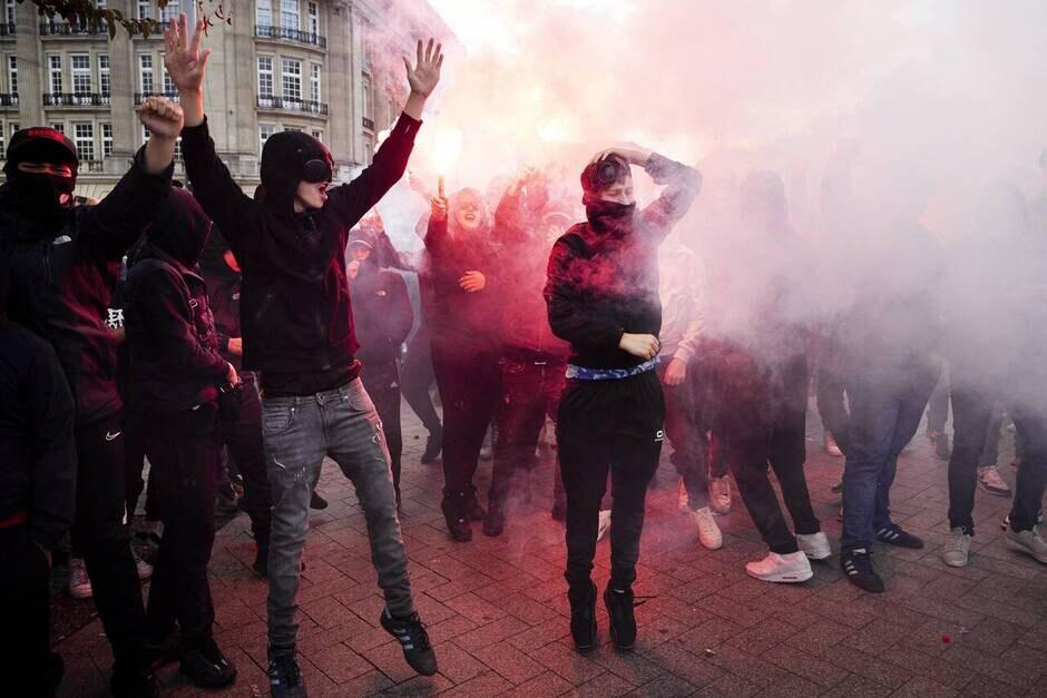 Ajax-fans confronteren stakende politie in Amsterdam