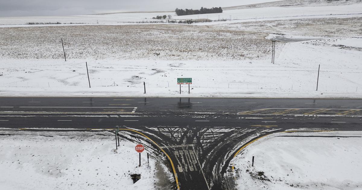 Zeldzame zware sneeuwval blokkeert wegen in Zuid-Afrika