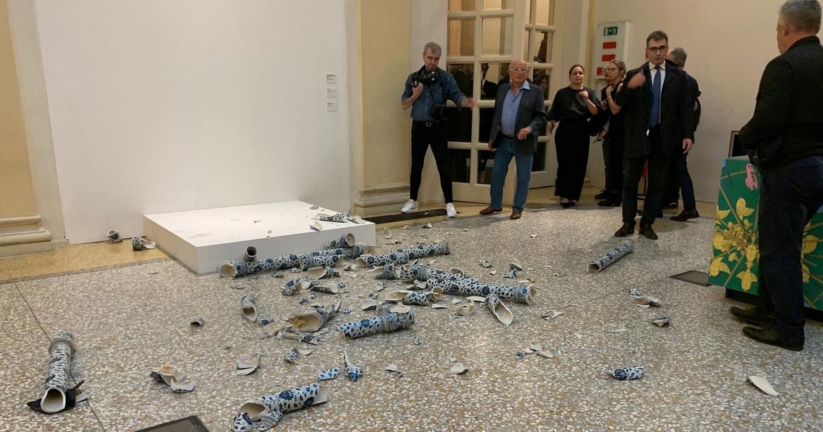 Man destroys Ai Weiwei artwork at opening in Italy