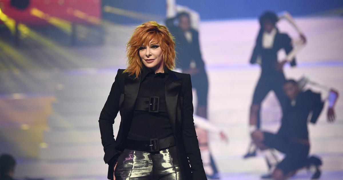 Regarder la vidéo Mylène Farmer: les fans bravent la pluie et campent devant le Stade de France