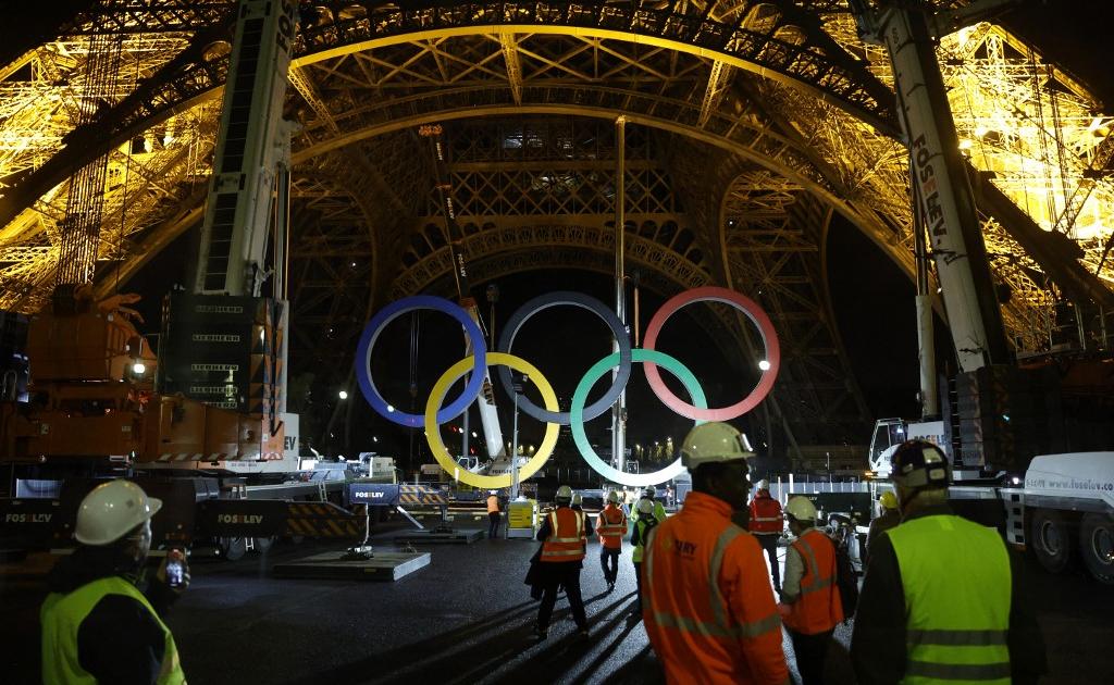 Regarder la vidéo Les anneaux olympiques de la tour Eiffel ont été déposés