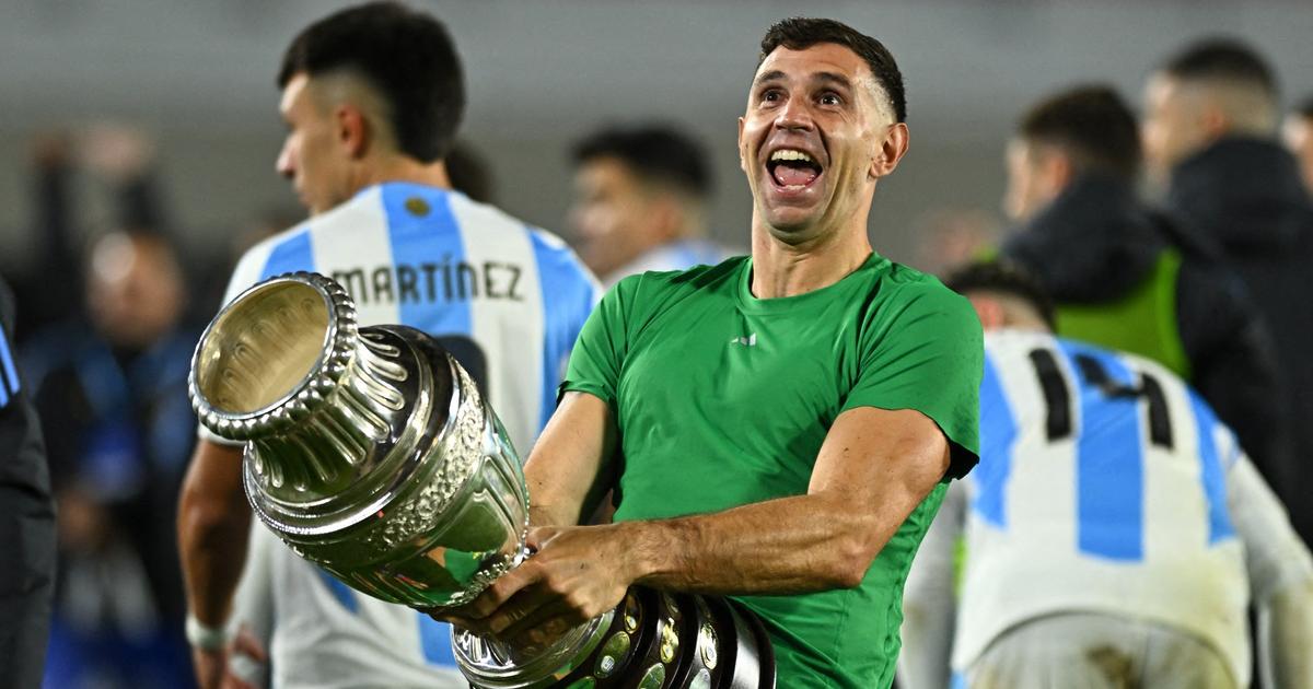 Regarder la vidéo Foot : le gardien argentin Emiliano Martinez suspendu deux matches pour des gestes obscènes