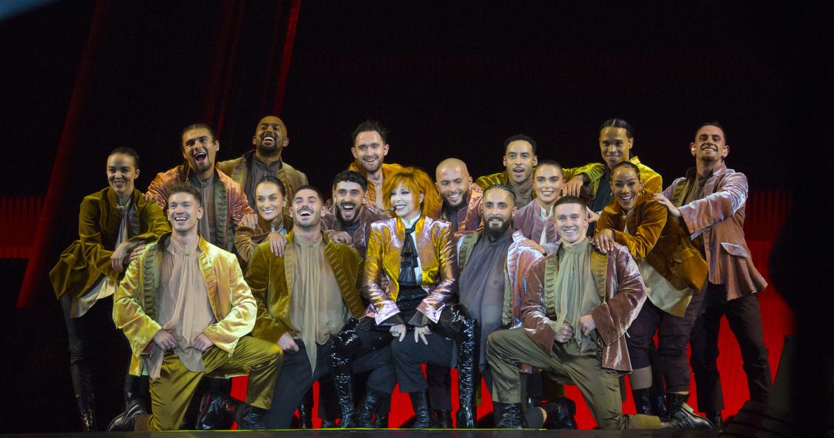 Regarder la vidéo Mylène Farmer au Stade de France : la démesure et la proximité