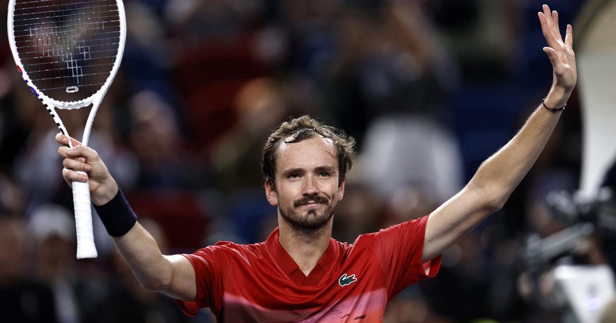 Regarder la vidéo Tennis : Daniil Medvedev s'en sort difficilement à Shanghaï