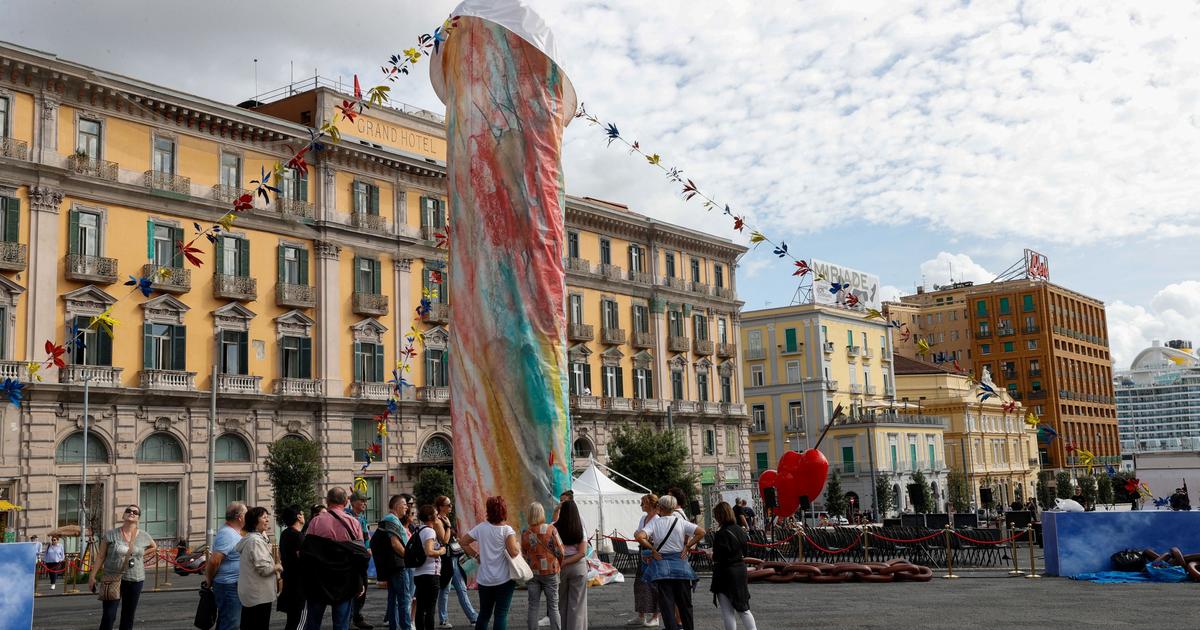 Un phallus de 12 mètres aux couleurs de la Commedia dell???Arte fait débat à Naples