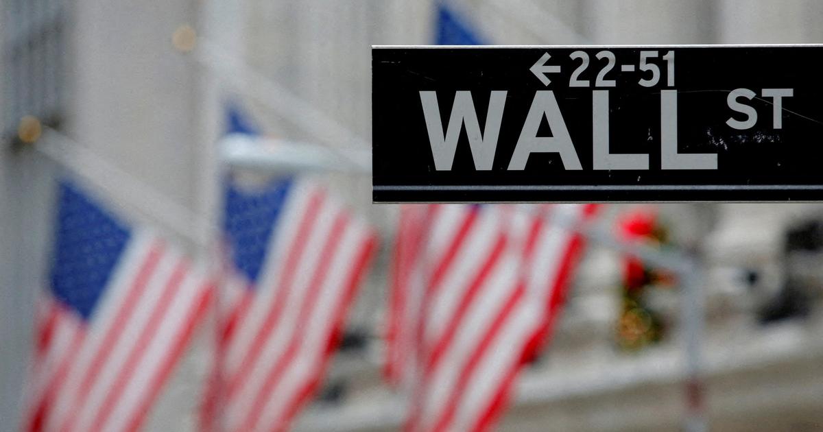 Wall Street closes higher, records for the Dow Jones and the S&P 500