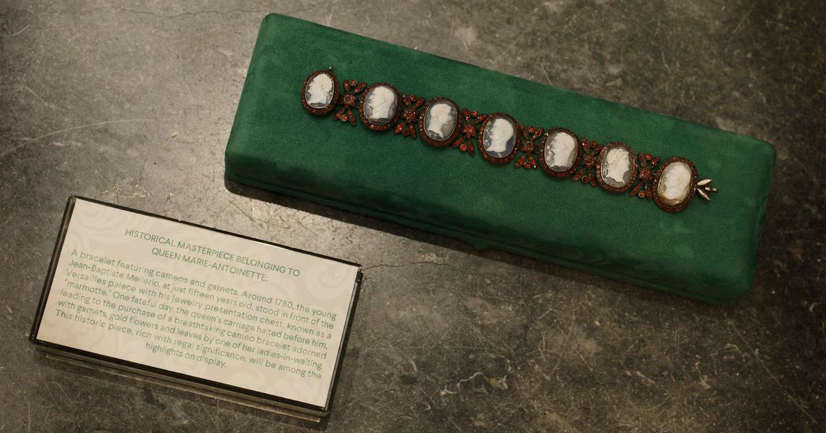 A Marie-Antoinette bracelet displayed in majesty in New York