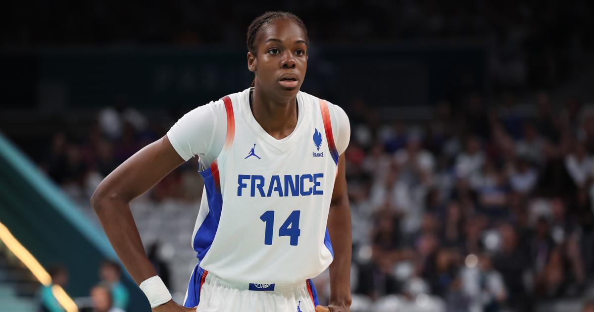 Regarder la vidéo Basket : Dominique Malonga devient la première joueuse française de l’histoire à réussir un dunk dans un match officiel