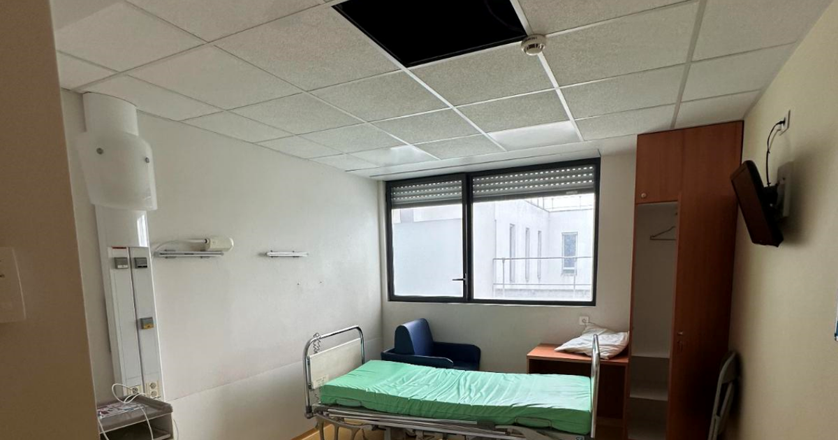 In a Bordeaux maternity ward, a piece of ceiling collapsed onto the bed of a woman who had just given birth