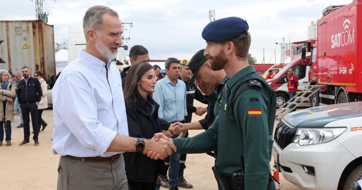 «Assassins !» : face à la colère de la foule, le roi et la reine d'Espagne quittent Paiporta, touché par les inondations