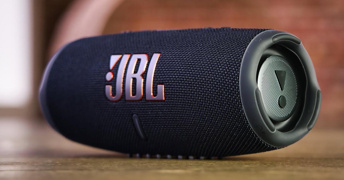 Plage, pluie, poussière ? Elle ne craint rien ! La JBL Charge 5 : 20 heures de son non-stop, est en promo sur Amazon