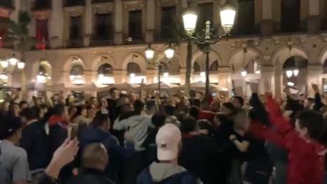 Regarder la vidéo Ligue des champions: en vidéo, les supporters brestois mettent une folle ambiance dans les rues de Barcelone