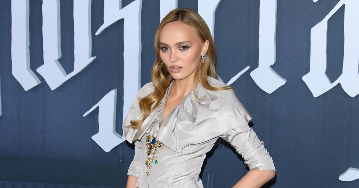 Inedit Rose En robe satinée gris perle Chanel… Lily-Rose Depp ose un look gothique ...