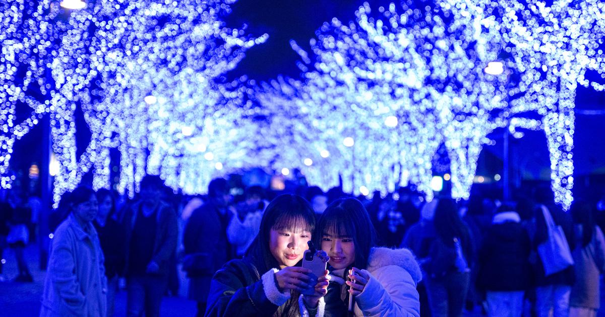 Noël: le monde célèbre les festivités entre traditions et hommages