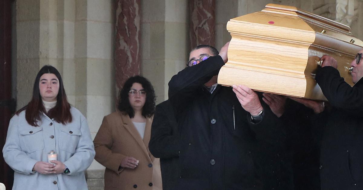 PHOTOS – Obsèques de Maïté : ses petites filles Perrine et Camille ...