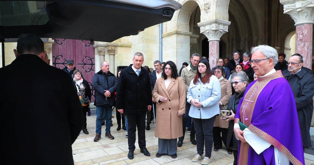 PHOTOS – Obsèques de Maïté : ses petites filles Perrine et Camille ...