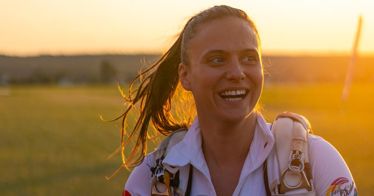 Regarder la vidéo «Tout est plus intense»: Domitille Kiger, la Française qui enchaîne les records en parachutisme