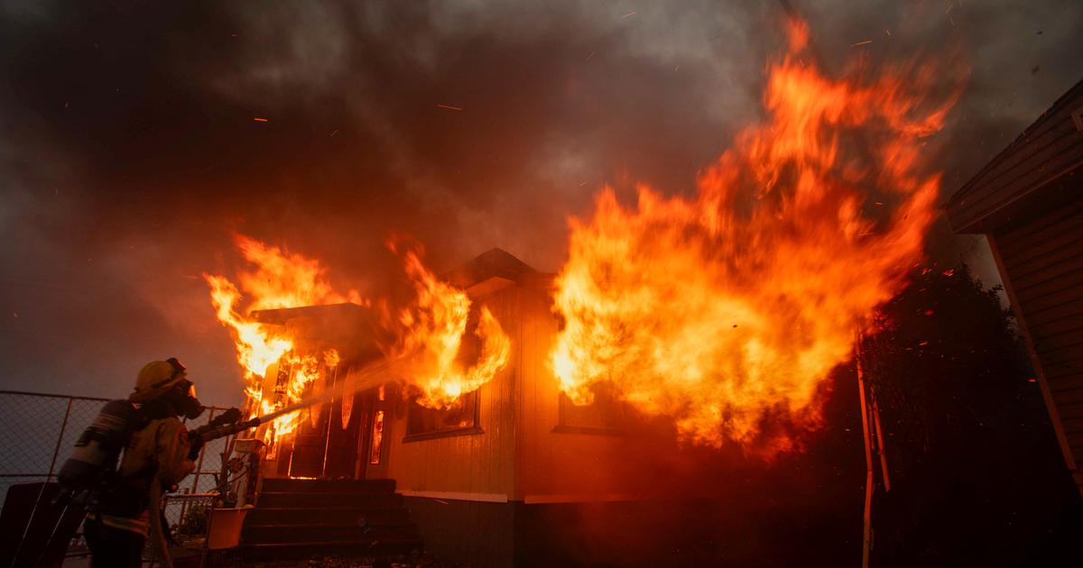 Regarder la vidéo Un violent incendie menace un quartier aux portes de Los Angeles