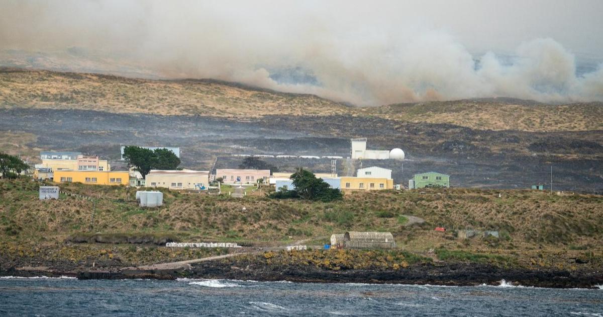 フランスのアムステルダム島、大火災のため避難